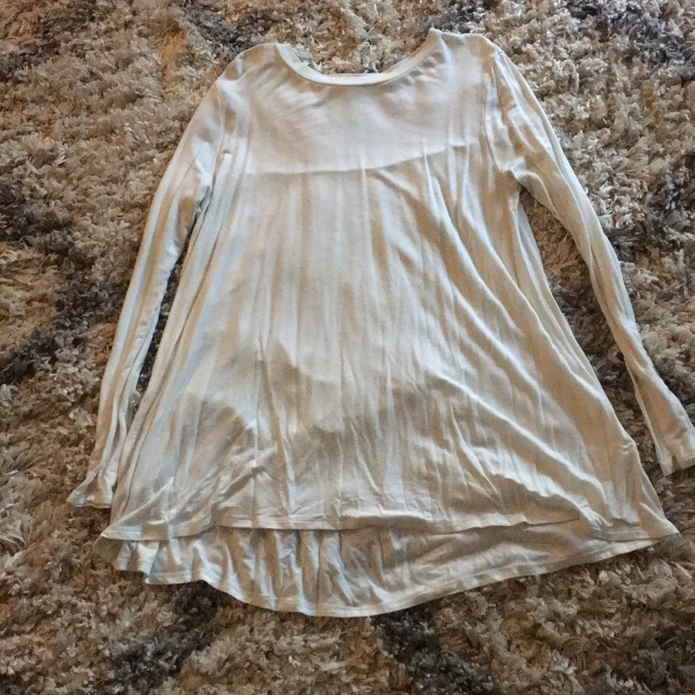 Cream colored pleated back boutique top!